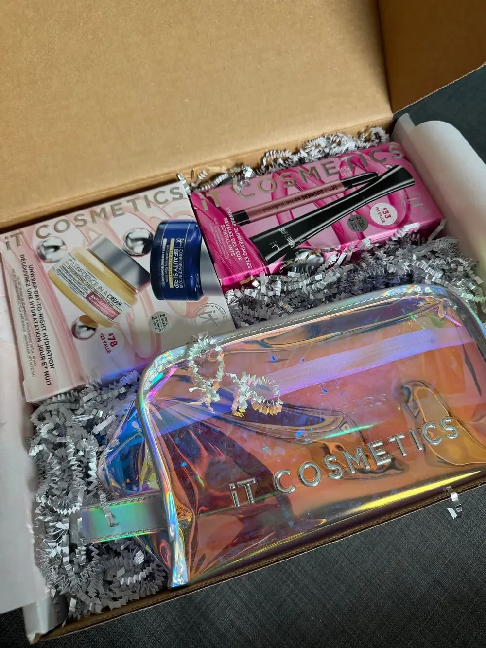 New IT Cosmetics Skincare Makeup Gift Set Confidence Cream Mascara Bag